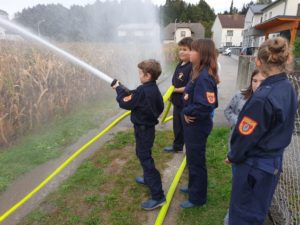 Feuerwehrjugendübung: Wasserführende Armaturen