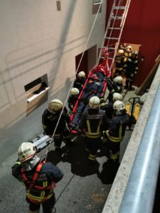 Feuerwehrübung: Retten aus Höhen und Tiefen